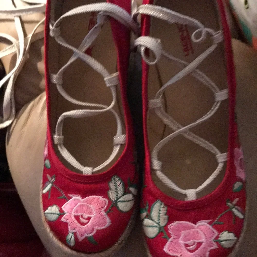 🤍 Embroidered red lace up shoes